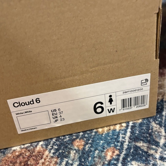 On clouds white sneakers size 6 - Picture 8 of 9